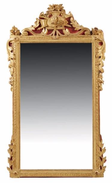 null GRAND MIROIR en bois mouluré, sculpté, doré et laqué rouge.
Le fronton à décor...