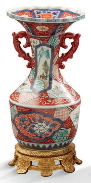 null PAIRE DE VASES à col évasé en porcelaine du Japon à décor
Imari. Monture en...