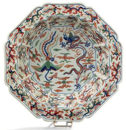 null PLAT Grand plat creux polylobé en porcelaine Wucaï à décor de phenix et dragons....