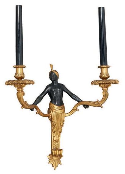 null PAIRE D'APPLIQUES à deux bras de lumières en bronze doré et patiné noir à décor...