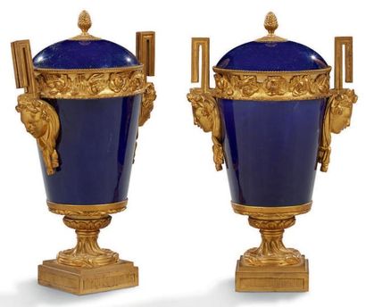 null PAIRE DE POTS COUVERTS en porcelaine bleu de Sèvres. Montures en bronze finement...