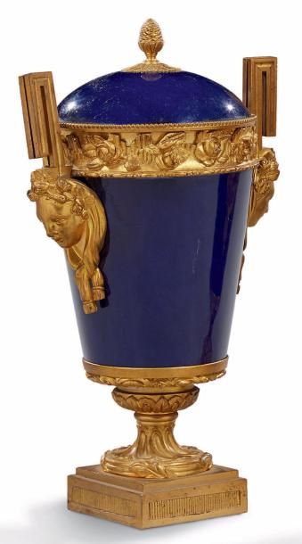 null PAIRE DE POTS COUVERTS en porcelaine bleu de Sèvres. Montures en bronze finement...