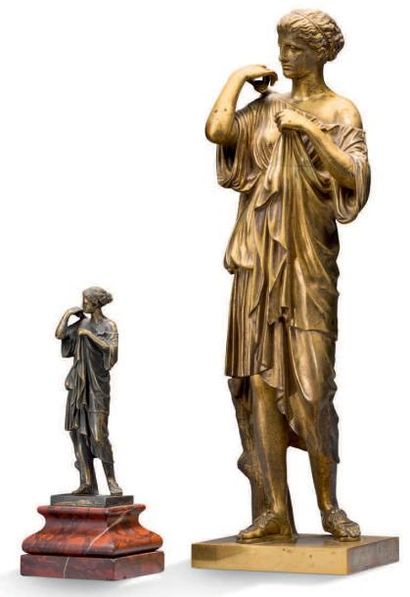 null STATUETTE en bronze doré ciselé représentant une femme drapée à l'antique figurant...