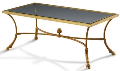 null TABLE BASSE de forme rectangulaire en bronze doré, elle repose sur quatre pieds...