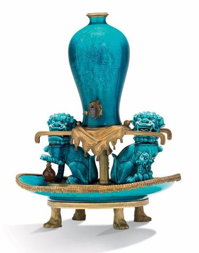 null FONTAINE À PARFUM de style Louis XVI en porcelaine de Chine, bleu céleste, montée...