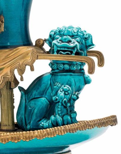 null FONTAINE À PARFUM de style Louis XVI en porcelaine de Chine, bleu céleste, montée...