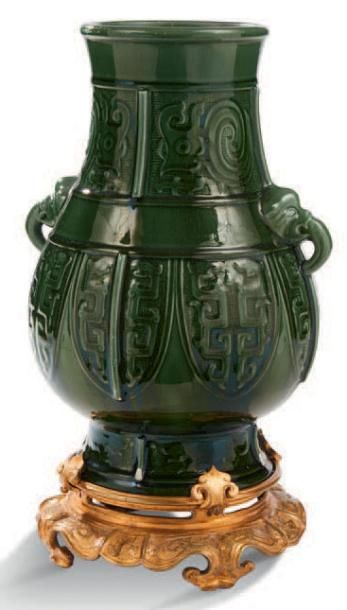 Théodore DECK (1823-1891) 
Vases de forme balustre en céramique émaillée verte présentant...