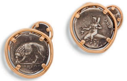 null PAIRE DE BOUTONS DE MANCHETTES formés de pièces antique en argent (<800).
monture...