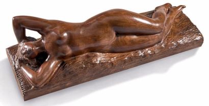 Raoul LAMOURDEDIEU (1877-1953) 
Nu féminin allongé
Sculpture en bois, signée sur...