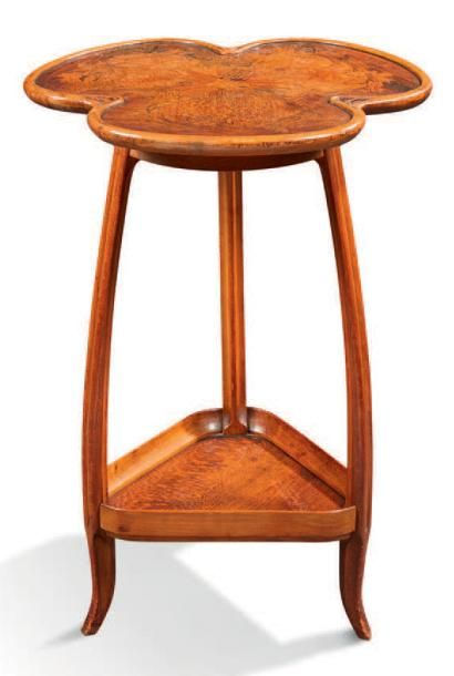 LOUIS MAJORELLE À NANCY (1856-1929) 
Petite table d'appoint en noyer de forme trilobée...