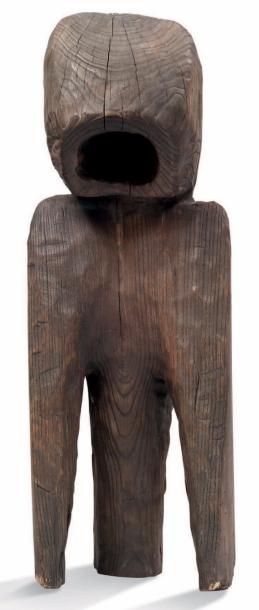 Wang Keping (né en 1949) 
Sculpture en bois, signée au dos
H: 60 L: 19,5 P: 19 c...