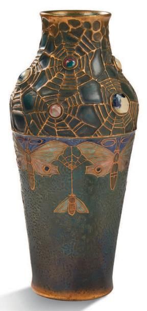 AMPHORA 
Vase dit «Grès bijou» à corps ovoïde en grès de la série «semiramis» à émaux...