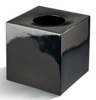 ETTORE SOTTSASS (1917-2007) 
Vase carré en faïence émaillée noire modèle 585. Signé....