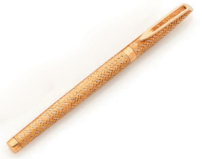 CHAUMET 
Stylo à mine en or jaune 18k (750) tressé.
Pb.:27.3gr