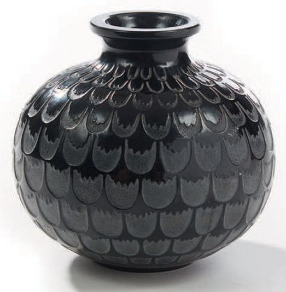 René LALIQUE ( 1860-1945) 
Vase modèle «grenade» en verre moulé pressé teinté noir....
