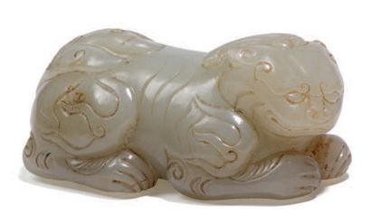 CHINE FIN XIXE SIÈCLE Pendentif en jade céladon, représentant un lion couché.
L....