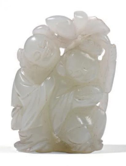 Chine XIXe siècle Petit pendentif en jade blanc céladon représentant les deux Hehe,...