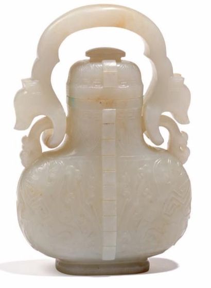 Chine XIXe siècle Vase à suspension de forme hu en jade blanc sculpté de cigales...