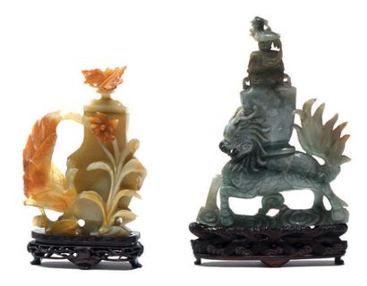 CHINE vers 1900 Lot comprenant une statuette en jadéite représentant un dragon chevauchant...