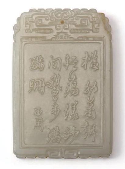 CHINE XXe siècle Pendentif en jade céladon blanc reprenant la forme d'une plaque...