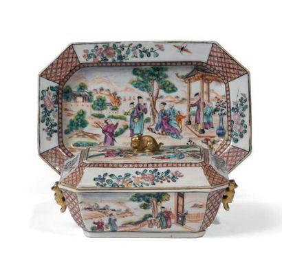 CHINE, Canton XIXe siècle Petite terrine hexagonale couverte et son support en porcelaine...