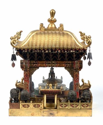 CHINE vers 1900 Petit modèle de temple en cuivre et bois polychrome, composé d'un...