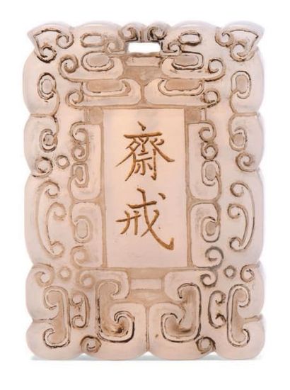 CHINE fin du XIXe siècle Pendentif en agate à décor des caractères Zhai
Jie décrivant...