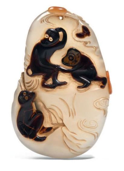 CHINE XXe siècle Pendentif en agate au décor biface de trois singes sur une montagne,...