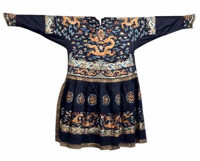 CHINE, XIXe siècle Robe de cour Chao Fu, pour homme, en soie bleu nuit brodée aux...