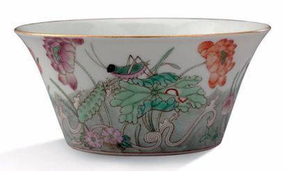 CHINE période Jiaqing (1796-1820) Bol en porcelaine et émaux polychromes à décor...