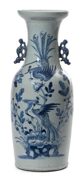 CHINE FIN XIXE SIÈCLE Vase balustre à haut col et ouverture évasée, en porcelaine...