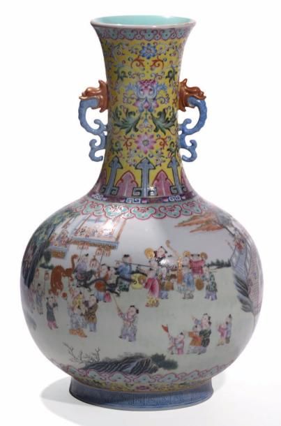 CHINE PÉRIODE MINGUO, DÉBUT XXE SIÈCLE Vase bouteille en porcelaine et émaux de la...