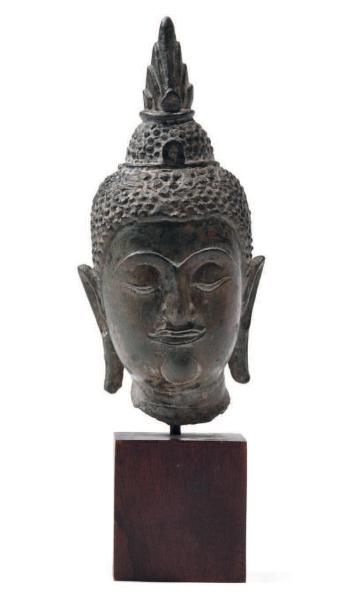 THAÏLANDE STYLE DE SUKHOTHAI, XVE SIÈCLE Petite tête de Bouddha en bronze de patine...