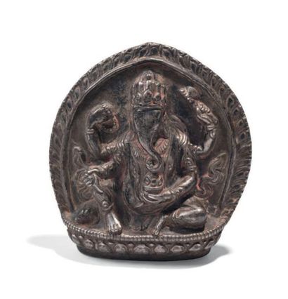 NÉPAL XVIIE SIÈCLE Petite stèle en métal argenté avec traces de cinabre, représentant...