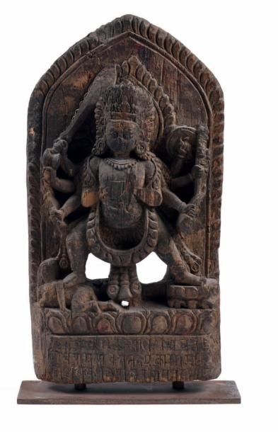 NÉPAL XVIIE SIÈCLE Stèle en bois sculpté représentant le dieu Vajrabhairava à huit...