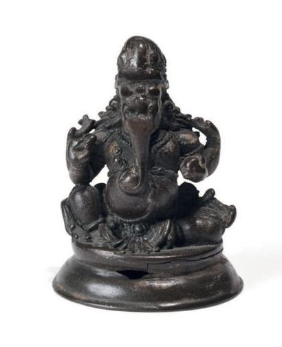 INDE XVIIE SIÈCLE Petit sujet en bronze de patine brune représentant le dieu Ganesha...