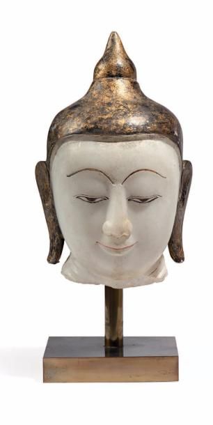 BIRMANIE XIXe SIÈCLE Grande tête de Bouddha en albâtre blanc, les oreilles, les cheveux...