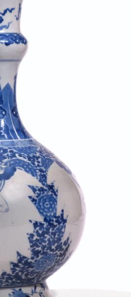 CHINE PÉRIODE KANGXI (1662-1722) Vase piriforme à long col et petit pied, en porcelaine...