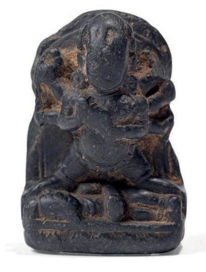 TIBET XIIE-XIVE SIÈCLE Petite stèle en chlorite noire, sculptée du dieu Mahakala...