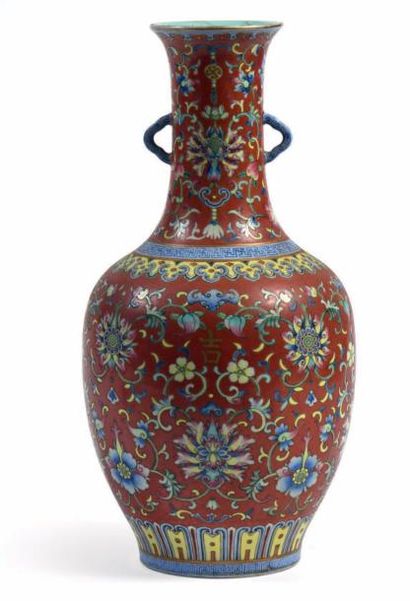 CHINE début XXe siècle Vase balustre à long col en porcelaine et émaux de la famille...