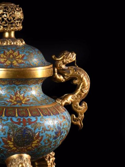CHINE XVIIIe siècle Brûle-parfums tripode couvert en bronze et cuivre doré et émaux...
