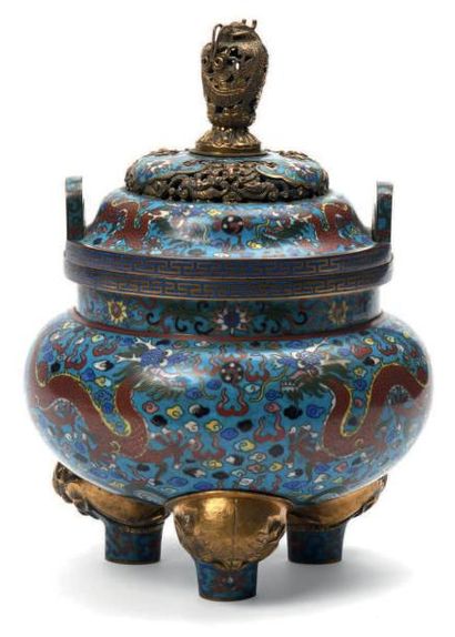 Chine XIXe siècle Brule-parfum couvert tripode en bronze et émaux cloisonnés, à décor...
