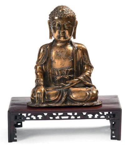 CHINE PÉRIODE MING, XVIIE SIÈCLE Bouddha en bronze doré, assis en méditation, faisant...