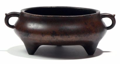 Chine XIXe siècle Brûle-parfums tripode en bronze avec anses stylisées.
Marque apocryphe...
