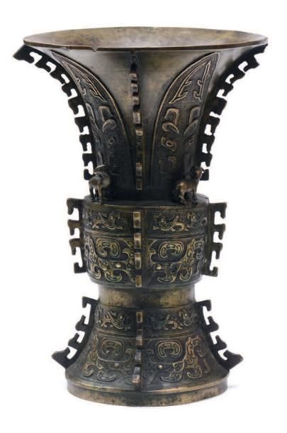 CHINE XXe siècle Vase gu en bronze doré à décor archaisants et de trois béliers en...
