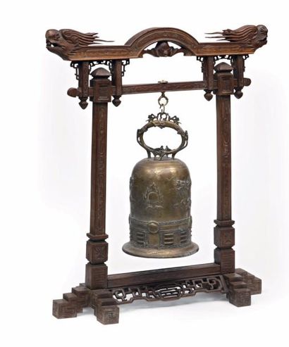 CHINE, XIXe siècle Importante cloche en bronze à décor de dragons en relief et des...