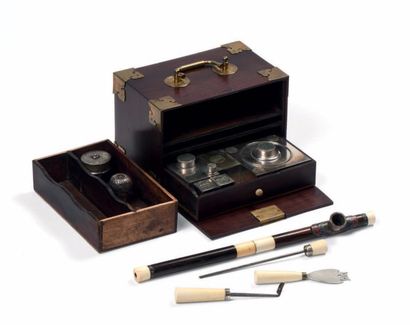 INDOCHINE VERS 1900 Coffret en bois pour ustensiles de fumeur d'opium ouvrant sur...