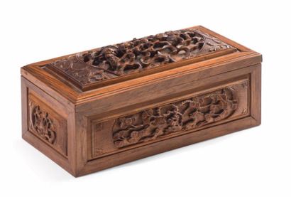 CHINE XXe siècle Ensemble comprenant deux boîtes en bois sculpté : un étui à carte...