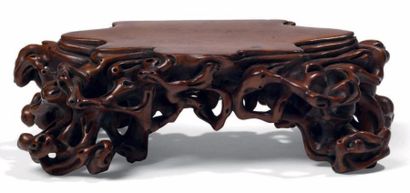 Chine XIXe siècle Socle en bois huang yang, sculpté et ajouré à l'imitation d'un...