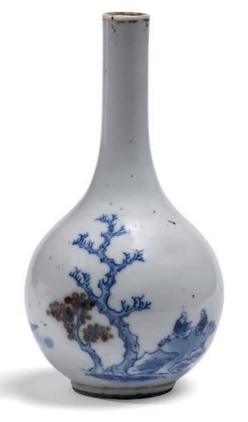 CHINE XVIIIe siècle Petit vase bouteille en porcelaine blanche à décor bleu et rouge...